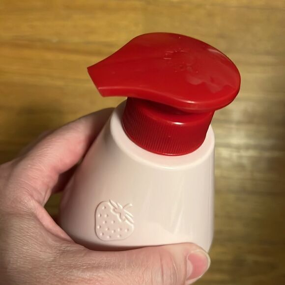 KWAILNARA Strawberry Milk Body Cleanser 19.75 oz - Picture 4 of 8